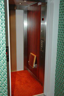 kabina osobního výtahu v hotelu