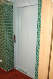 dveře osobního výtahu v hotelu