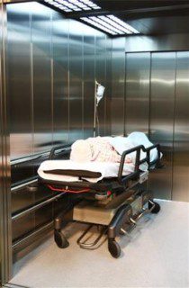 výtah pro dopravu lůžek v nemocnici